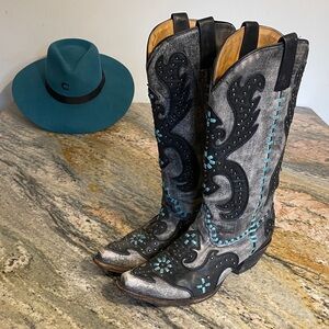 Corral Floral Appliqué Cowgirl Boots Distressed 
Leather Turquoise and Studs 8.5